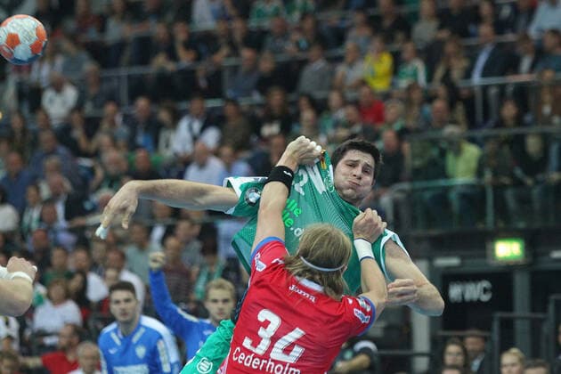 Sport Bilder des Tages SC DHfK Leipzig vs. TBV Lemgo Lippe, Liqui Moly HBL, 17.10.19 Handball, 1. Bundesliga, Saison 2019 2020, 10. Spieltag: SC DHfK Leipzig vs. TBV Lemgo Lippe am 17.10.19 in der Arena Leipzig. Im Bild: Marko MAMIC ( 22, SC DHfK Leipzig) gegen Andreas CEDERHOLM ( 34, TBV Lemgo) Copyright: xBEAUTIFULxSPORTS JanxKaeferx