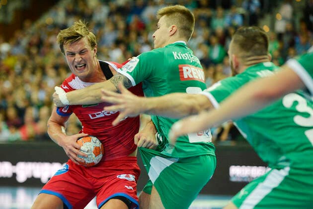 LIQUI MOLY Handball-Bundesliga 2019 2020, 10. Spieltag, SC DHfK Leipzig vs. TBV Lemgo Lippe (17.10.2019) Zweikampf um den Ball zwischen Jonathan Carlsbogard (Rueckraumspieler Lemgo, Rueckennummer 9) (li.) und Viggo Kristjansson (Rueckraumspieler DHfK Leipzig, Rueckennummmer 73) (Mitte) Sowie Alen Milosevic (Kreislaeufer DHfK Leipzig, Rueckennummmer 34) (re.) im Handball-Bundesliga-Spiel Leipzig gegen TBV Lemgo Lippe (17.10.2019) Leipzig Sachsen Deutschland Arena Leipzig
