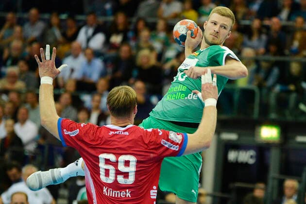 LIQUI MOLY Handball-Bundesliga 2019 2020, 10. Spieltag, SC DHfK Leipzig vs. TBV Lemgo Lippe (17.10.2019) Torwurf Philipp Weber (Rueckraumspieler DHfK Leipzig, Rueckennummmer 20) (re.) gegen Christian Klimek (Kreislaeufer Lemgo, Rueckennummer 69) (li.) im Handball-Bundesliga-Spiel Leipzig gegen TBV Lemgo Lippe (17.10.2019) Leipzig Sachsen Deutschland Arena Leipzig