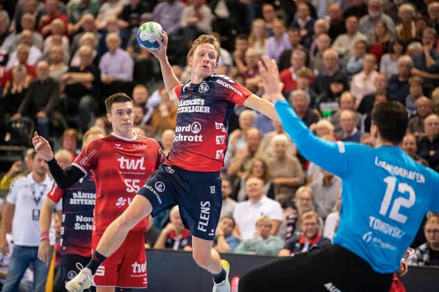 SG Flensburg-Handewitt vs Die Eulen Ludwigshafen, LIQUI-MOLY Handball Bundesliga, 17.10.19; Flensburg Magnus Joendal (SG Flensburg-Handewitt, 18) gegen Martin Tomovski (Die Eulen Ludwigshafen, 12) Copyright: xBEAUTIFULxSPORTS MarioxM.xKobergx