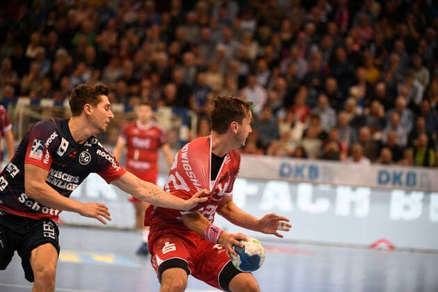 Jannik Hofmann (Eulen Ludwigshafen) gegen Marius Steinhauser (SG Flensburg-Handewitt), Handball-Bundesliga, Männer, 10. Spieltag, SG Flensburg-Handewitt vs Eulen Ludwigshafen, 17.10.19 Flensburg Flens-Arena Schleswig-Holstein Germany