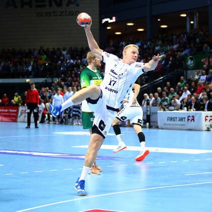 Torwurf von Patrick Wiencek (Kiel) HSG Wetzlar vs THW Kiel, Handball, 1. Bundesliga, 17.10.2019 HSG Wetzlar vs THW Kiel, Handball, 1. Bundesliga, 17.10.2019 Wetzlar Copyright: xEIBNER RenexWeissx EP_RWS