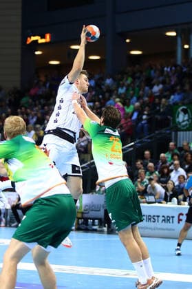 Nikola Bilyk (Kiel) im Zweikampf mit Olle Forsell-Schefvert (Wetzlar) HSG Wetzlar vs THW Kiel, Handball, 1. Bundesliga, 17.10.2019 HSG Wetzlar vs THW Kiel, Handball, 1. Bundesliga, 17.10.2019 Wetzlar Copyright: xEIBNER RenexWeissx EP_RWS