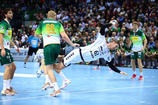 Anton Lindskog (Wetzlar) im Zweikampf mit Hendrik Pekeler (Kiel) HSG Wetzlar vs THW Kiel, Handball, 1. Bundesliga, 17.10.2019 HSG Wetzlar vs THW Kiel, Handball, 1. Bundesliga, 17.10.2019 Wetzlar Copyright: xEIBNER RenexWeissx EP_RWS