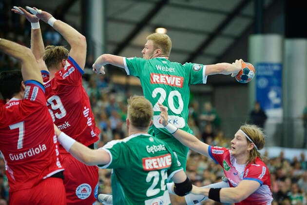 LIQUI MOLY Handball-Bundesliga 2019 2020, 10. Spieltag, SC DHfK Leipzig vs. TBV Lemgo Lippe (17.10.2019) Torwurf Philipp Weber (Rueckraumspieler DHfK Leipzig, Rueckennummmer 20) (oben re.) gegen Isaias Guardiola (Rueckraumspieler Lemgo, Rueckennummer 7), Christian Klimek (Kreislaeufer Lemgo, Rueckennummer 69) und Andreas Cederholm (Rueckraumspieler Lemgo, Rueckennummer 34) (v.l.n.r.) im Handball-Bundesliga-Spiel Leipzig gegen TBV Lemgo Lippe (17.10.2019). Maciej Gebala (Kreislaeufer DHfK Leipzig, Rueckennummmer 28) (unten links) greift nicht ein. Leipzig Sachsen Deutschland Arena Leipzig