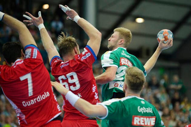 LIQUI MOLY Handball-Bundesliga 2019 2020, 10. Spieltag, SC DHfK Leipzig vs. TBV Lemgo Lippe (17.10.2019) Torwurf Philipp Weber (Rueckraumspieler DHfK Leipzig, Rueckennummmer 20) (oben re.) gegen Isaias Guardiola (Rueckraumspieler Lemgo, Rueckennummer 7), Christian Klimek (Kreislaeufer Lemgo, Rueckennummer 69) (v.l.n.r.) im Handball-Bundesliga-Spiel Leipzig gegen TBV Lemgo Lippe (17.10.2019). Maciej Gebala (Kreislaeufer DHfK Leipzig, Rueckennummmer 28) (unten links) greift nicht ein. Leipzig Sachsen Deutschland Arena Leipzig