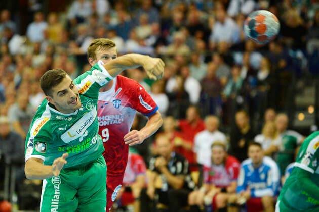 LIQUI MOLY Handball-Bundesliga 2019 2020, 10. Spieltag, SC DHfK Leipzig vs. TBV Lemgo Lippe (17.10.2019) Torwurf Lucas Krzikalla (Aussenspieler DHfK Leipzig, Rueckennummmer 8) (li.) im Handball-Bundesliga-Spiel Leipzig gegen TBV Lemgo Lippe (17.10.2019), Jonathan Carlsbogard (Rueckraumspieler Lemgo, Rueckennummer 9) (re.) greif nicht ein. Leipzig Sachsen Deutschland Arena Leipzig