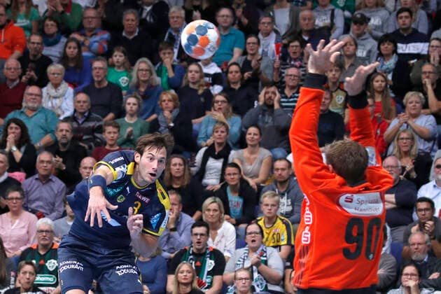 17.10.2019, TUI Arena, Hannover, Ligaspiel, 1. Bundesliga, TSV Hannover-Burgdorf vs Rhein-Neckar Loewen, im Bild Uwe Gensheimer (3, Loewen) beim Torwurf gegen Urban Lesjak (90, Han.-Burgdorf) TSV Hannover-Burgdorf vs Rhein-Neckar Loewen