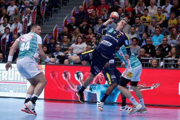17.10.2019, TUI Arena, Hannover, Ligaspiel, 1. Bundesliga, TSV Hannover-Burgdorf vs Rhein-Neckar Loewen, im Bild Ilija Brozovic (44, Han.-Burgdorf) konnte Andy Schmid (2, Loewen) nicht halten TSV Hannover-Burgdorf vs Rhein-Neckar Loewen