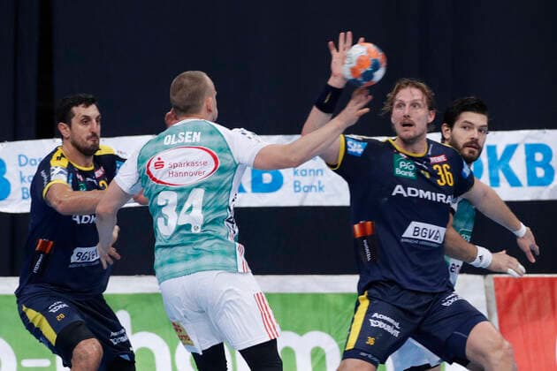 17.10.2019, TUI Arena, Hannover, Ligaspiel, 1. Bundesliga, TSV Hannover-Burgdorf vs Rhein-Neckar Loewen, im Bild Morten Olsen (34, Han.-Burgdorf) im Zweikampf mit Jesper Nielsen (36, Loewen) TSV Hannover-Burgdorf vs Rhein-Neckar Loewen