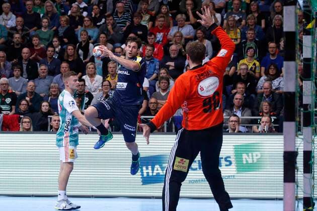 17.10.2019, TUI Arena, Hannover, Ligaspiel, 1. Bundesliga, TSV Hannover-Burgdorf vs Rhein-Neckar Loewen, im Bild Uwe Gensheimer (3, Loewen) beim Torwurf gegen Urban Lesjak (90, Han.-Burgdorf) TSV Hannover-Burgdorf vs Rhein-Neckar Loewen