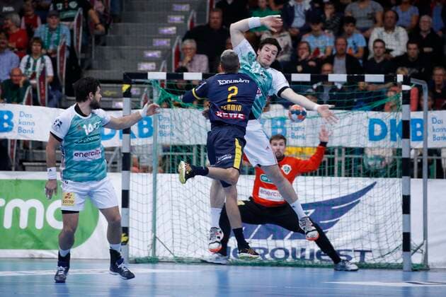17.10.2019, TUI Arena, Hannover, Ligaspiel, 1. Bundesliga, TSV Hannover-Burgdorf vs Rhein-Neckar Loewen, im Bild Andy Schmid (2, Loewen) setzt sich gegen Joshua Thiele (13, Han.-Burgdorf) durch und erzielt ein Tor gegen Urban Lesjak (90, Han.-Burgdorf) TSV Hannover-Burgdorf vs Rhein-Neckar Loewen
