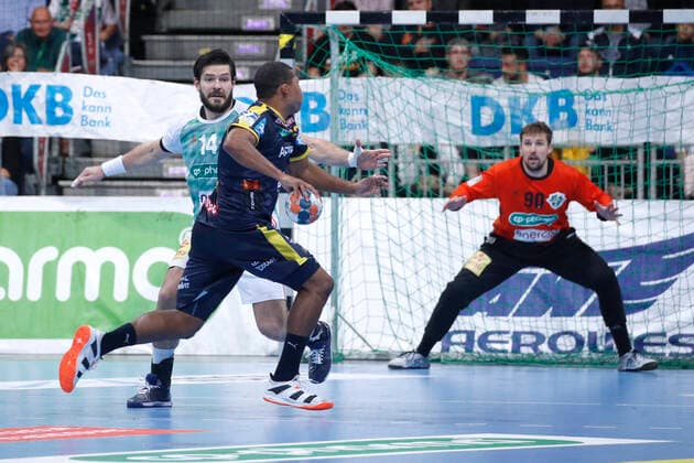 17.10.2019, TUI Arena, Hannover, Ligaspiel, 1. Bundesliga, TSV Hannover-Burgdorf vs Rhein-Neckar Loewen, im Bild Evgeni Pevnov (14, Han.-Burgdorf) im Zweikampf mit Mads Mensah Larsen (22, Loewen) TSV Hannover-Burgdorf vs Rhein-Neckar Loewen