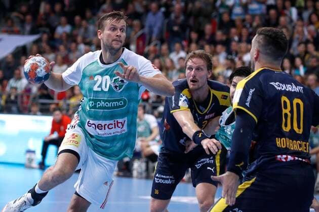 17.10.2019, TUI Arena, Hannover, Ligaspiel, 1. Bundesliga, TSV Hannover-Burgdorf vs Rhein-Neckar Loewen, im Bild Fabian Boehm (20, Han.-Burgdorf) setzt sich gegen Jesper Nielsen (36, Loewen) und Jannik Kohlbacher (80, Loewen) durch TSV Hannover-Burgdorf vs Rhein-Neckar Loewen