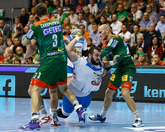 17.10.2019, xtgx, Handball Liqui Moly HBL, SC Magdeburg - TVB Stuttgart emspor, v.l. Piotr Chrapkowski (Magdeburg, 3), Zarko Peshevski (Stuttgart, 44), Tim Hornke (Magdeburg, 17 wirft Tor, Torschütze, erzielt Tor, Treffer, scores the goal Zweikampf, Duell, Kampf, tackle GETEC Arena