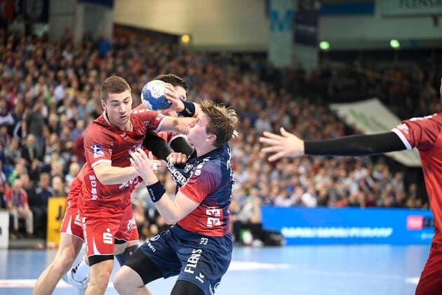 Göran Sögard Johannesson (SG Flensburg-Handewitt) gegen Jerome Müller (Eulen Ludwigshafen), Handball-Bundesliga, Männer, 10. Spieltag, SG Flensburg-Handewitt vs Eulen Ludwigshafen, 17.10.19 Flensburg Flens-Arena Schleswig-Holstein Germany