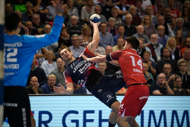 Magnus Röd (SG Flensburg-Handewitt) gegen Max Haider (Eulen Ludwigshafen), Handball-Bundesliga, Männer, 10. Spieltag, SG Flensburg-Handewitt vs Eulen Ludwigshafen, 17.10.19 Flensburg Flens-Arena Schleswig-Holstein Germany