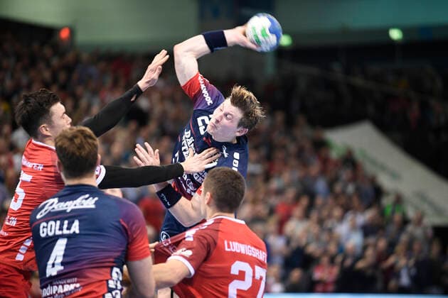 Göran Sögard Johannesson (SG Flensburg-Handewitt) gegen Azat Valiullin (Eulen Ludwigshafen), Handball-Bundesliga, Männer, 10. Spieltag, SG Flensburg-Handewitt vs Eulen Ludwigshafen, 17.10.19 Flensburg Flens-Arena Schleswig-Holstein Germany