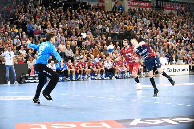 Niels Versteinen (SG Flensburg-Handewitt) gegen Martin Tomovski (Eulen Ludwigshafen), Handball-Bundesliga, Männer, 10. Spieltag, SG Flensburg-Handewitt vs Eulen Ludwigshafen, 17.10.19 Flensburg Flens-Arena Schleswig-Holstein Germany