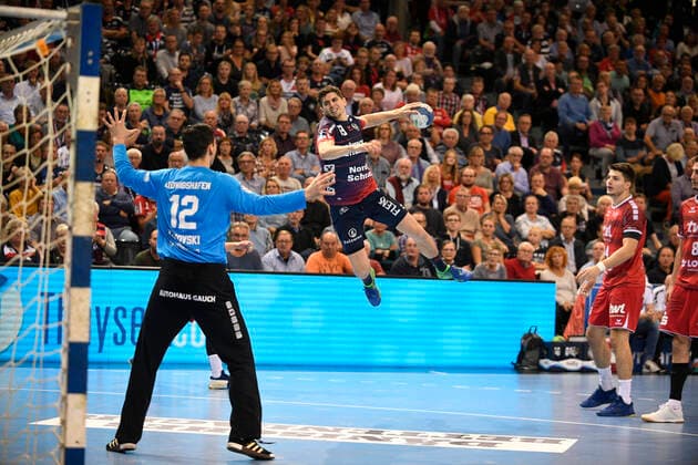 Marius Steinhauser (SG Flensburg-Handewitt) vor Martin Tomovski (Eulen Ludwigshafen), Handball-Bundesliga, Männer, 10. Spieltag, SG Flensburg-Handewitt vs Eulen Ludwigshafen, 17.10.19 Flensburg Flens-Arena Schleswig-Holstein Germany