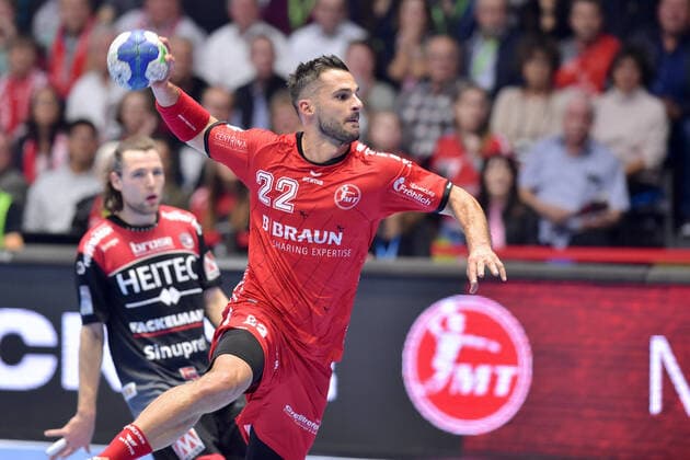 Michael Allendorf (MT Melsungen) beim Wurf; Johannes Sellin (HC Erlangen) (hinten) , GER, MT Melsungen - HC Erlangen, Handball, 1. Bundesliga Maenner, 17.10.2019, GER, MT Melsungen - HC Erlangen, Handball, 1. Bundesliga Maenner Melsungen Copyright: xEIBNER RolandxSippelx EP_RSL