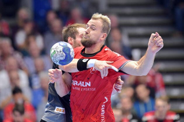 Julius Kuehn (MT Melsungen) (vorne), Nico Buedel (HC Erlangen) (hinten) , GER, MT Melsungen - HC Erlangen, Handball, 1. Bundesliga Maenner, 17.10.2019, GER, MT Melsungen - HC Erlangen, Handball, 1. Bundesliga Maenner Melsungen Copyright: xEIBNER RolandxSippelx EP_RSL