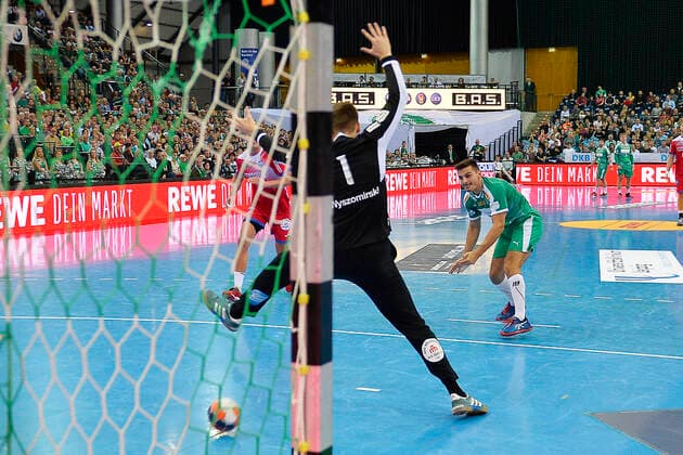 LIQUI MOLY Handball-Bundesliga 2019 2020, 10. Spieltag, SC DHfK Leipzig vs. TBV Lemgo Lippe (17.10.2019) Lucas Krzikalla (Aussenspieler DHfK Leipzig, Rueckennummmer 8) (re.) verwandelt einen Siebenmeter gegen Piotr Wyszomirski (Tormann Lemgo, Rueckennummer 1) (li.) im Handball-Bundesliga-Spiel Leipzig gegen TBV Lemgo Lippe (17.10.2019) Leipzig Sachsen Deutschland Arena Leipzig