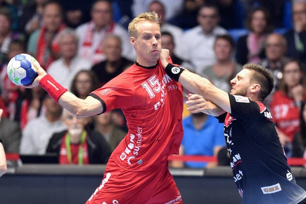Sport Bilder des Tages Lasse Mikkelsen (MT Melsungen) (am Ball) und Sime Ivic (HC Erlangen) , GER, MT Melsungen - HC Erlangen, Handball, 1. Bundesliga Maenner, 17.10.2019, GER, MT Melsungen - HC Erlangen, Handball, 1. Bundesliga Maenner Melsungen Copyright: xEIBNER RolandxSippelx EP_RSL