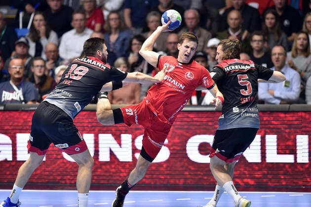 Roman Sidorowicz (MT Melsungen) beim Wurf; Sime Ivic (HC Erlangen) (L) und Johannes Sellin (HC Erlangen) (R) , GER, MT Melsungen - HC Erlangen, Handball, 1. Bundesliga Maenner, 17.10.2019, GER, MT Melsungen - HC Erlangen, Handball, 1. Bundesliga Maenner Melsungen Copyright: xEIBNER RolandxSippelx EP_RSL