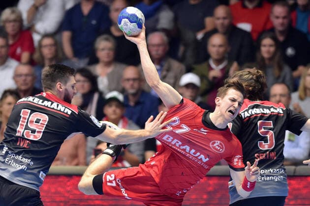 Roman Sidorowicz (MT Melsungen) beim Wurf; Sime Ivic (HC Erlangen) (L) und Johannes Sellin (HC Erlangen) (R) , GER, MT Melsungen - HC Erlangen, Handball, 1. Bundesliga Maenner, 17.10.2019, GER, MT Melsungen - HC Erlangen, Handball, 1. Bundesliga Maenner Melsungen Copyright: xEIBNER RolandxSippelx EP_RSL