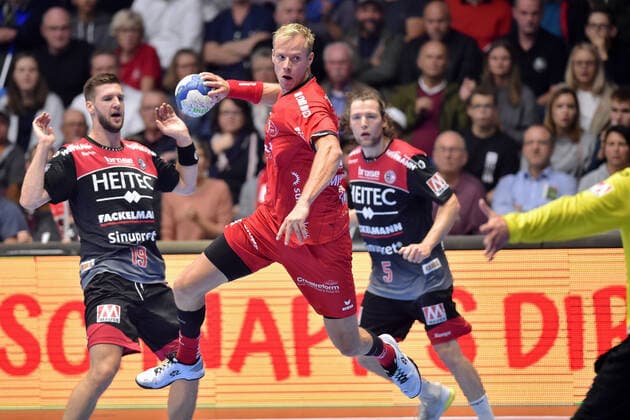 Lasse Mikkelsen (MT Melsungen) beim Wurf; Sime Ivic (HC Erlangen) (L), Johannes Sellin (HC Erlangen) (R) , GER, MT Melsungen - HC Erlangen, Handball, 1. Bundesliga Maenner, 17.10.2019, GER, MT Melsungen - HC Erlangen, Handball, 1. Bundesliga Maenner Melsungen Copyright: xEIBNER RolandxSippelx EP_RSL