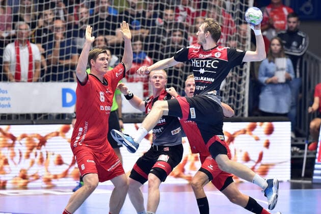 Antonio Metzner (HC Erlangen) beim Wurf; Finn Lemke (MT Melsungen) (L) , GER, MT Melsungen - HC Erlangen, Handball, 1. Bundesliga Maenner, 17.10.2019, GER, MT Melsungen - HC Erlangen, Handball, 1. Bundesliga Maenner Melsungen Copyright: xEIBNER RolandxSippelx EP_RSL