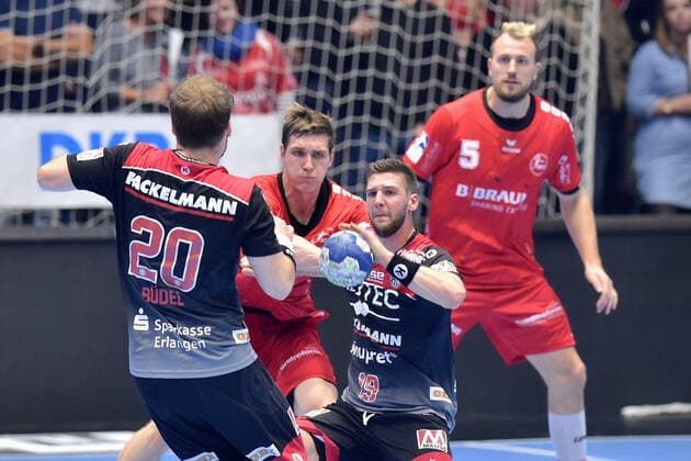 Sime Ivic (HC Erlangen) (am Ball), Finn Lemke (MT Melsungen) (M), Julius Kuehn (MT Melsungen) (hinten), Nico Buedel (HC Erlangen) (NR 20) , GER, MT Melsungen - HC Erlangen, Handball, 1. Bundesliga Maenner, 17.10.2019, GER, MT Melsungen - HC Erlangen, Handball, 1. Bundesliga Maenner Melsungen Copyright: xEIBNER RolandxSippelx EP_RSL