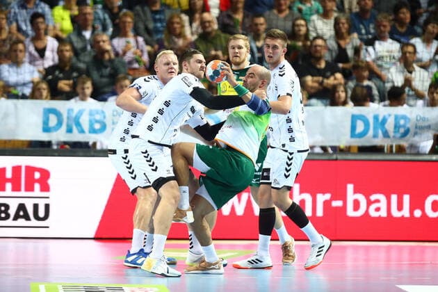 Sport Bilder des Tages Hendrik Pekeler (Kiel) im Zweikampf mit Joao Ferraz (Wetzlar) HSG Wetzlar vs THW Kiel, Handball, 1. Bundesliga, 17.10.2019 HSG Wetzlar vs THW Kiel, Handball, 1. Bundesliga, 17.10.2019 Wetzlar Copyright: xEIBNER RenexWeissx EP_RWS