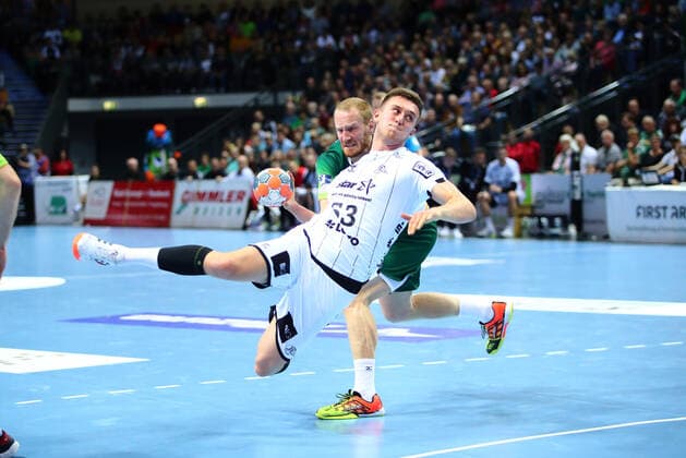 Nikola Bilyk (Kiel) gibt Stefan Kneer (Wetzlar) das Nachsehen und holt zum Wurf aus HSG Wetzlar vs THW Kiel, Handball, 1. Bundesliga, 17.10.2019 HSG Wetzlar vs THW Kiel, Handball, 1. Bundesliga, 17.10.2019 Wetzlar Copyright: xEIBNER RenexWeissx EP_RWS