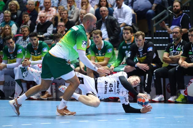 Miha Zarabec (Kiel) kommt im Zweikampf mit Joao Ferraz (Wetzlar) zu Fall HSG Wetzlar vs THW Kiel, Handball, 1. Bundesliga, 17.10.2019 HSG Wetzlar vs THW Kiel, Handball, 1. Bundesliga, 17.10.2019 Wetzlar Copyright: xEIBNER RenexWeissx EP_RWS