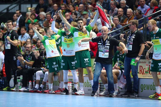 Jubel auf der Wetzlarer Bank HSG Wetzlar vs THW Kiel, Handball, 1. Bundesliga, 17.10.2019 HSG Wetzlar vs THW Kiel, Handball, 1. Bundesliga, 17.10.2019 Wetzlar Copyright: xEIBNER RenexWeissx EP_RWS