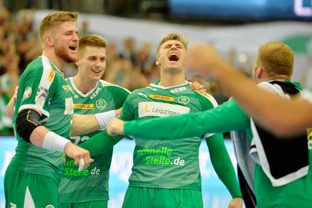 LIQUI MOLY Handball-Bundesliga 2019 2020, 10. Spieltag, SC DHfK Leipzig vs. TBV Lemgo Lippe (17.10.2019) Nach dem 34:32-Sieg von Leipzig bejubeln Maciej Gebala (Kreislaeufer DHfK Leipzig, Rueckennummmer 28), Viggo Kristjansson (Rueckraumspieler DHfK Leipzig, Rueckennummmer 73), Franz Semper (Rueckraumspieler DHfK Leipzig, Rueckennummmer 3) (v.l.n.r.) den Erfolg nach dem Handball-Bundesliga-Spiel Leipzig gegen TBV Lemgo Lippe (17.10.2019) Leipzig Sachsen Deutschland Arena Leipzig