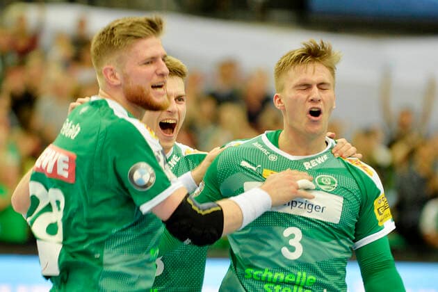 LIQUI MOLY Handball-Bundesliga 2019 2020, 10. Spieltag, SC DHfK Leipzig vs. TBV Lemgo Lippe (17.10.2019) Nach dem 34:32-Sieg von Leipzig bejubeln Maciej Gebala (Kreislaeufer DHfK Leipzig, Rueckennummmer 28), Viggo Kristjansson (Rueckraumspieler DHfK Leipzig, Rueckennummmer 73), Franz Semper (Rueckraumspieler DHfK Leipzig, Rueckennummmer 3) (v.l.n.r.) den Erfolg nach dem Handball-Bundesliga-Spiel Leipzig gegen TBV Lemgo Lippe (17.10.2019) Leipzig Sachsen Deutschland Arena Leipzig