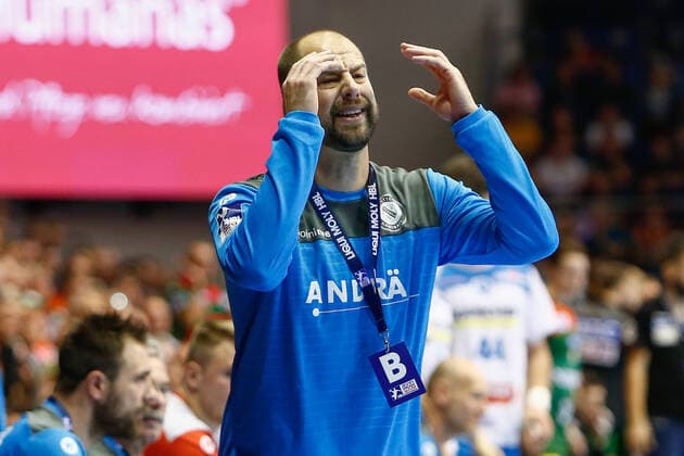 17.10.2019, xtgx, Handball Liqui Moly HBL, SC Magdeburg - TVB Stuttgart emspor, v.l. Juergen Schweikardt (Stuttgart, Trainer) gibt Anweisungen, gestikuliert mit den Armen, gesticulate, gives instructions Reklamiert, beschwert sich, schimpft GETEC Arena