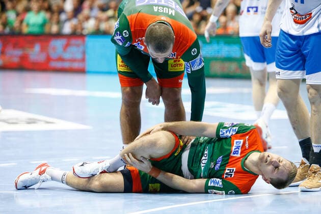17.10.2019, xtgx, Handball Liqui Moly HBL, SC Magdeburg - TVB Stuttgart emspor, v.l. Albin Lagergren (Magdeburg, 23) verletzt GETEC Arena