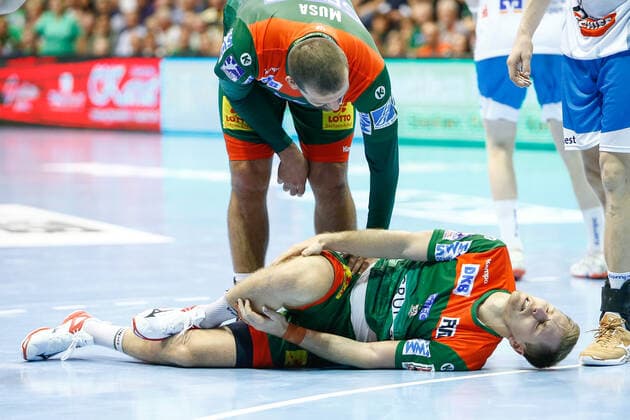 17.10.2019, xtgx, Handball Liqui Moly HBL, SC Magdeburg - TVB Stuttgart emspor, v.l. Albin Lagergren (Magdeburg, 23) verletzt GETEC Arena