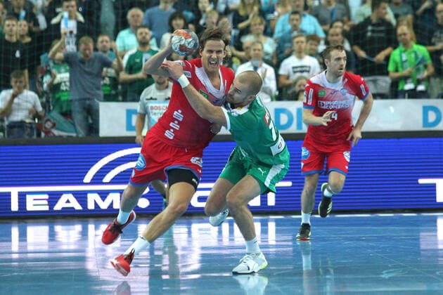 SC DHfK Leipzig vs. TBV Lemgo Lippe, Liqui Moly HBL, 17.10.19 Handball, 1. Bundesliga, Saison 2019 2020, 10. Spieltag: SC DHfK Leipzig vs. TBV Lemgo Lippe am 17.10.19 in der Arena Leipzig. Im Bild:Bjarki Mar ELISSON ( 4, TBV Lemgo) gegen Bastian ROSCHECK ( 19, SC DHfK Leipzig) Copyright: xBEAUTIFULxSPORTS JanxKaeferx
