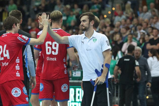 SC DHfK Leipzig vs. TBV Lemgo Lippe, Liqui Moly HBL, 17.10.19 Handball, 1. Bundesliga, Saison 2019 2020, 10. Spieltag: SC DHfK Leipzig vs. TBV Lemgo Lippe am 17.10.19 in der Arena Leipzig. Im Bild: Marc ESCHE ( 43, SC DHfK Leipzig) mit Kruecken, Verletzung Copyright: xBEAUTIFULxSPORTS JanxKaeferx
