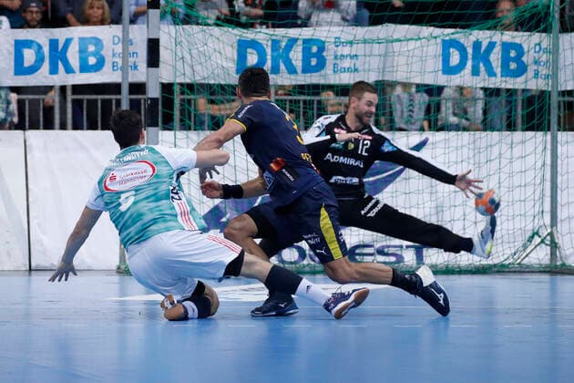 17.10.2019, TUI Arena, Hannover, Ligaspiel, 1. Bundesliga, TSV Hannover-Burgdorf vs Rhein-Neckar Loewen, im Bild Ivan Martinovic (5, Han.-Burgdorf) setzt sich gegen Alexander Petersson (32, Loewen) durch und trifft gegen Andreas Palicka (12, Loewen) TSV Hannover-Burgdorf vs Rhein-Neckar Loewen
