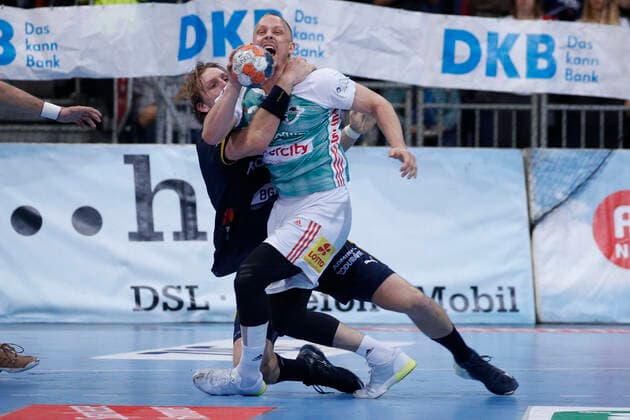 17.10.2019, TUI Arena, Hannover, Ligaspiel, 1. Bundesliga, TSV Hannover-Burgdorf vs Rhein-Neckar Loewen, im Bild Jesper Nielsen (36, Loewen) reisst Morten Olsen (34, Han.-Burgdorf) um und bekommt kurz vor Schluss eine 2 Minuten Strafe fuer das Foul TSV Hannover-Burgdorf vs Rhein-Neckar Loewen