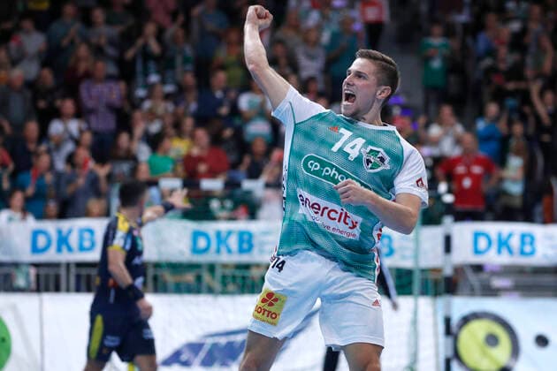Sport Bilder des Tages 17.10.2019, TUI Arena, Hannover, Ligaspiel, 1. Bundesliga, TSV Hannover-Burgdorf vs Rhein-Neckar Loewen, im Bild Vincent Buechner (74, Han.-Burgdorf) springt und jubelt TSV Hannover-Burgdorf vs Rhein-Neckar Loewen