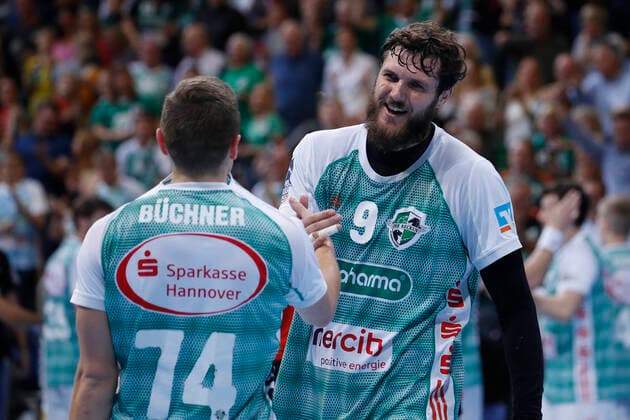 17.10.2019, TUI Arena, Hannover, Ligaspiel, 1. Bundesliga, TSV Hannover-Burgdorf vs Rhein-Neckar Loewen, im Bild Vincent Buechner (74, Han.-Burgdorf) und Mait Patrail (9, Han.-Burgdorf) freuen sich nach dem Unentschieden TSV Hannover-Burgdorf vs Rhein-Neckar Loewen