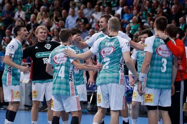 17.10.2019, TUI Arena, Hannover, Ligaspiel, 1. Bundesliga, TSV Hannover-Burgdorf vs Rhein-Neckar Loewen, im Bild Die Mannschaft vom TSV Hannover-Burgdorf freut sich nach dem Unentschieden TSV Hannover-Burgdorf vs Rhein-Neckar Loewen