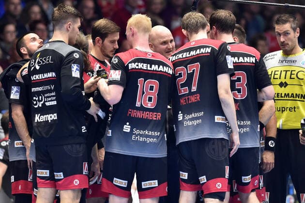 Adalsteinn Eyjolfsson (Trainer HC Erlangen) (M) in einer Auszeit, Carsten Lichtlein (Torwart HC Erlangen) (R) , GER, MT Melsungen - HC Erlangen, Handball, 1. Bundesliga Maenner, 17.10.2019, GER, MT Melsungen - HC Erlangen, Handball, 1. Liga Maenner, 17.10.2019 Kassel Copyright: xEIBNER RolandxSippelx EP_RSL
